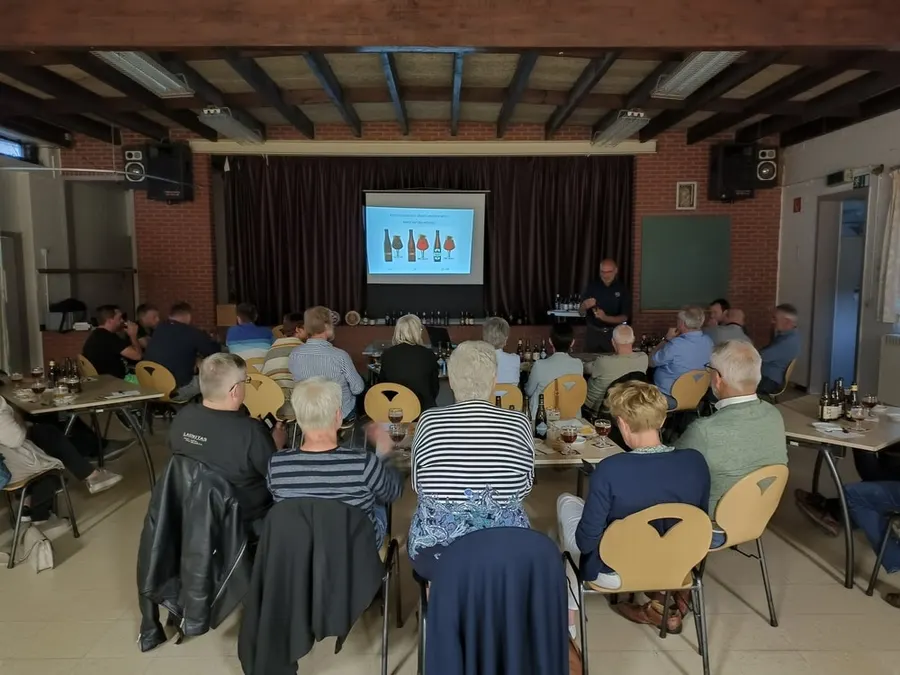 Een zaal vol mensen tijdens een bierproefavond