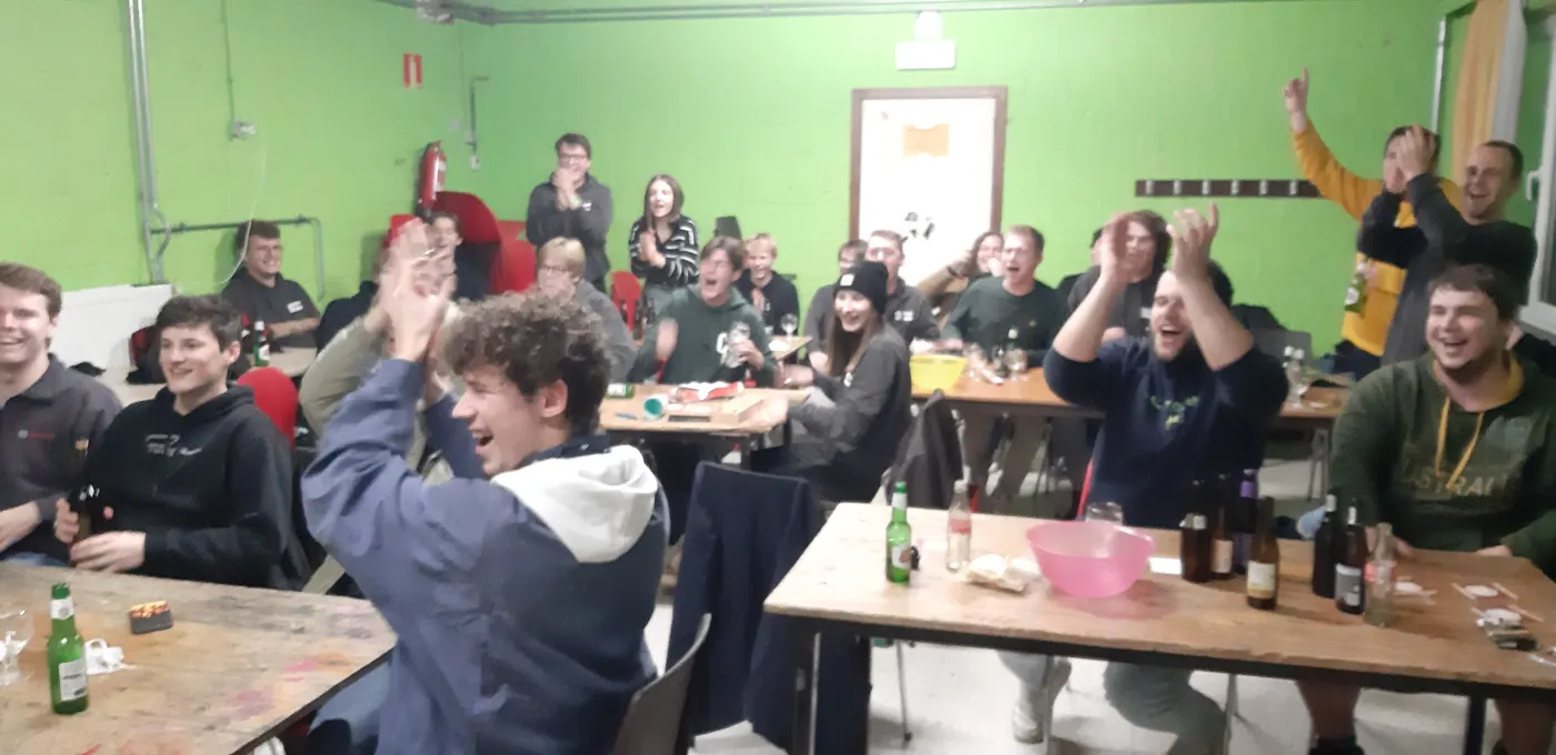 Juichende jongeren in jeugdhuis Herselt