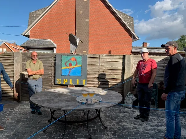 Deelnemers aan een teambuilding op een terras
